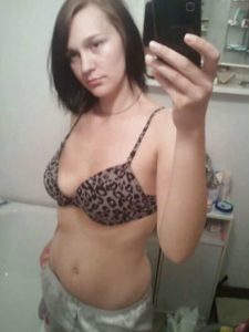 Petite cochonne fan d&rsquo;exhib sur le net, et pourquoi pas plus ?